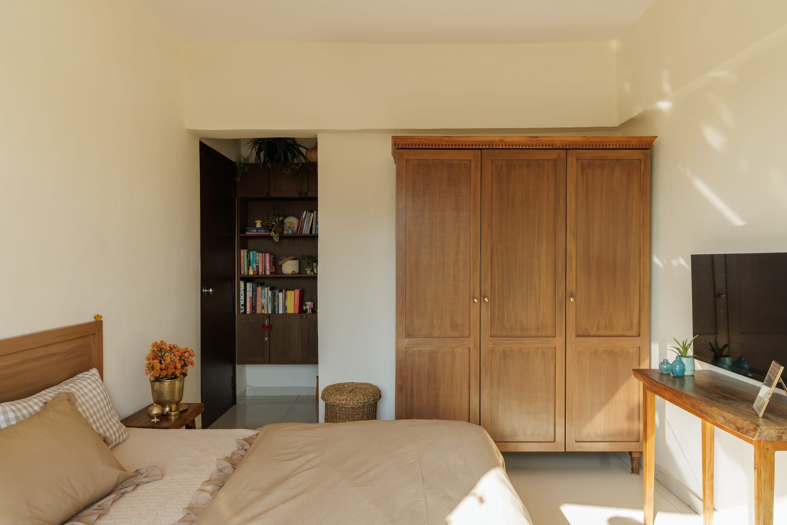 Saanjh — warm earthy master bedroom, Andheri West
